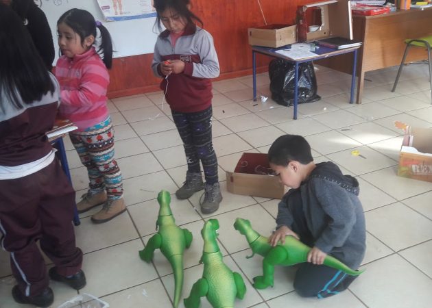 Entrega regalos a niños de Jardín Infantil en Tirúa