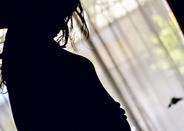 Embarazo adolescente en Chile sigue a la baja y cae a la mitad desde 2012