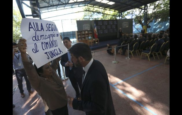 Piñera promulga ley de Aula Segura en medio de protesta docente