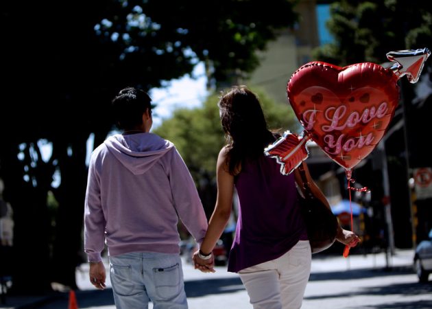 Investigación sobre violencia en el pololeo revela que 3 de cada 10 adolescentes le dice a sus parejas con quién juntarse