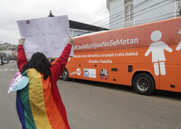 Defensoría de la niñez, Movilh e Iguales piden prohibir circulación del ‘Bus de la Libertad’