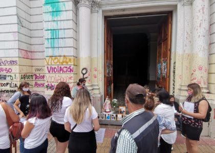 Madres de Plaza Colón: los rezos diarios en la Catedral de Antofagasta por los hijos detenidos en la Revuelta