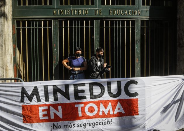 Estudiantes secundarios se tomaron dependencias del Mineduc por Prueba de Transición: hay 9 detenidos por desórdenes