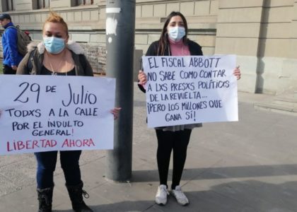 “No permitiremos ni un montaje más”: Familiares de presos de la revuelta se encadenaron al Palacio de Tribunales de Justicia